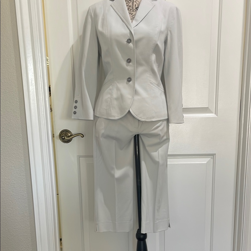 The Limited Stretch Women's Capri Suit Set